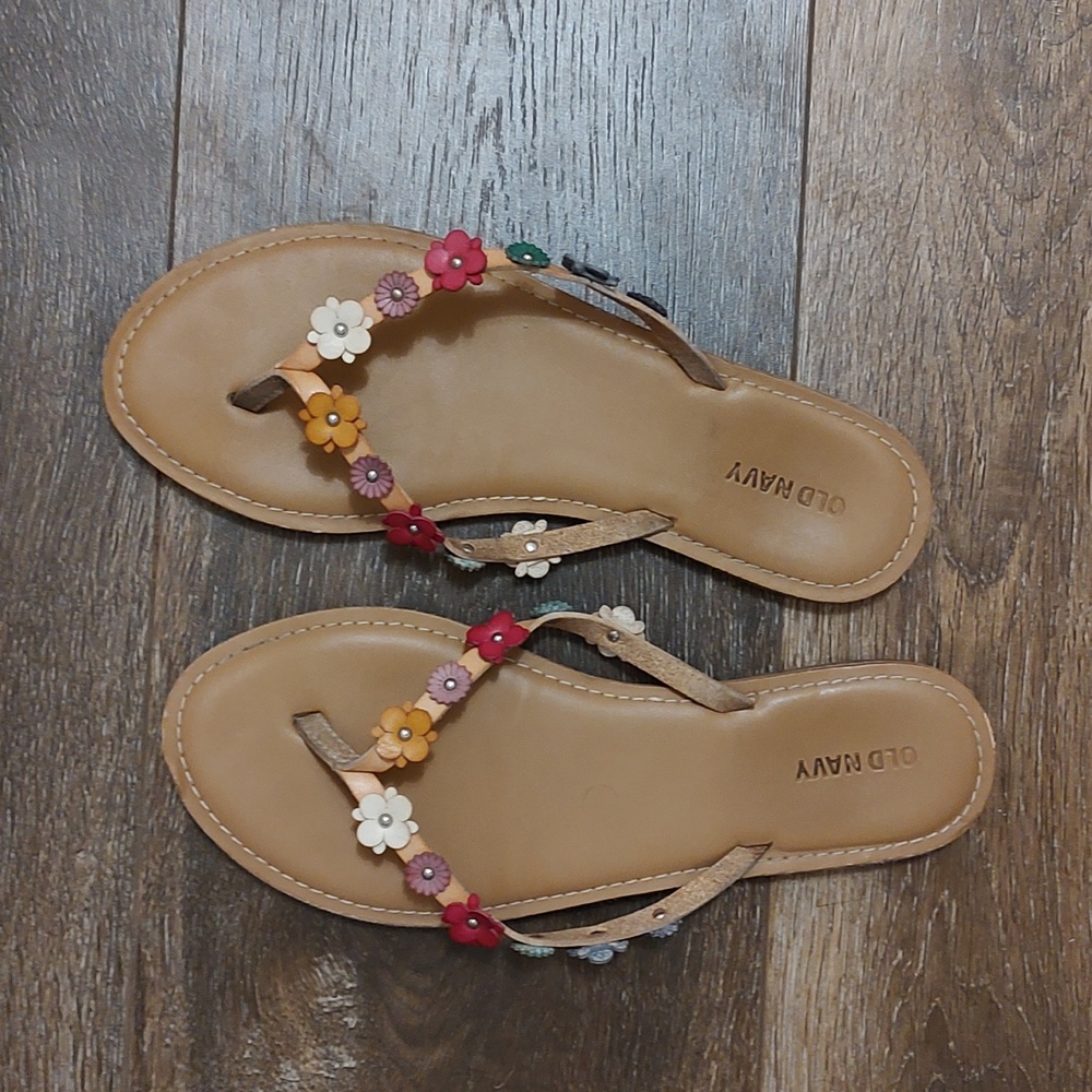 Women's 8 Old Navy leathery multicolored flower flip flops